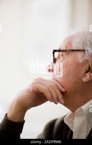 Portrait von nachdenklich älterer Mann Stockfoto