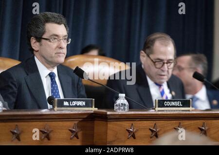 Washington, District of Columbia, USA. 4. Dez, 2019. Vorsitzender des Justizausschusses JERRY NADLER (D-NY) mit demokratischen Anwalt BARRY H. BERKE, den Vorsitz über die erste öffentliche Anhörung des Ausschusses zu erkundigen, ob Präsident Donald Trump für die Verbrechen, die er angeblich in Bezug auf die Quellensteuer militärische Hilfe für die Ukraine im Austausch für das Suchen der Schmutz auf seine innenpolitischen Gegner und wahrscheinlichen demokratischen Präsidentenkandidaten, ehemaliger Vizepräsident Joe Biden begangen hat, angeklagt werden sollte. Dezember 4, 2019 Quelle: Douglas Christian/ZUMA Draht/Alamy leben Nachrichten Stockfoto
