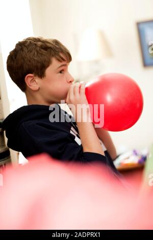 Junge Sprengung Ballon Stockfoto