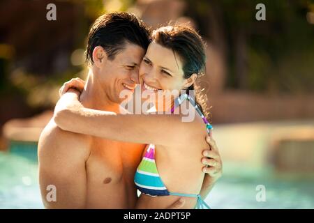 Lächelndes Paar in ein Schwimmbad. Stockfoto