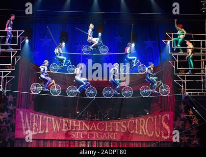 Stuttgart, Deutschland. 04 Dez, 2019. Künstler der Werner Guerrero troupe an der Generalprobe mit Fahrrädern auf dem Seil. Das Fahrrad Pyramide wird im 'Weltweihnachtscircus in Stuttgart gezeigt. Foto: Bernd Weißbrod/dpa/Alamy leben Nachrichten Stockfoto