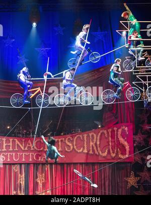 Stuttgart, Deutschland. 04 Dez, 2019. Künstler der Werner Guerrero Truppe Absturz auf hohem Seil während der generalprobe mit Fahrrädern. Das Fahrrad Pyramide wird im 'Weltweihnachtscircus in Stuttgart gezeigt. Foto: Bernd Weißbrod/dpa/Alamy leben Nachrichten Stockfoto