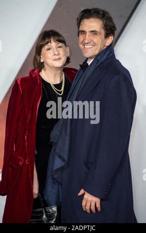 London, Großbritannien. 04 Dez, 2019. LONDON, ENGLAND - Dezember 04: Heidi Thomas und Stephen McGann besucht die Weltpremiere und Royal Performance von '1917' im Odeon Luxe Leicester Square am 4. Dezember 2019 in London, England. Credit: Gary Mitchell, GMP-Media/Alamy leben Nachrichten Stockfoto