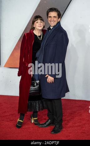 London, Großbritannien. 04 Dez, 2019. LONDON, ENGLAND - Dezember 04: Heidi Thomas und Stephen McGann besucht die Weltpremiere und Royal Performance von '1917' im Odeon Luxe Leicester Square am 4. Dezember 2019 in London, England. Credit: Gary Mitchell, GMP-Media/Alamy leben Nachrichten Stockfoto