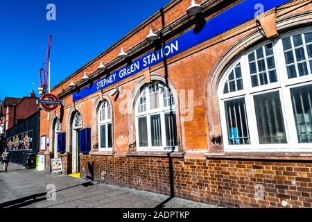 Außenansicht der Stepney Green Station, London, Großbritannien Stockfoto