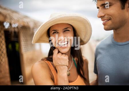 Junge Paare, die Spaß am Strand. Stockfoto