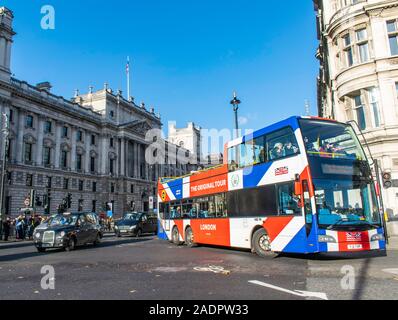 Die 'Original Tour Bus oben offenen sightseeing tour bus nähert sich die Westminster Bridge mit Touristen über die schwarzen Londoner Taxis und. Stockfoto