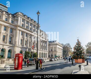 Hotel Sofitel London St James mit Weihnachtsbaum und traditionelle englische Telefonzelle an einem sonnigen Wintertag Stockfoto