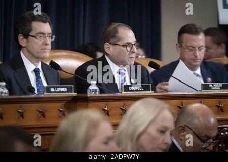 Dezember 4, 2019, Washington, District of Columbia, USA: Demokratische Anwalt BARRY H. BERKE, Vorsitzender des Justizausschusses JERRY NADLER (D-NY) und Ranking Mitglied des Repräsentantenhauses Doug Collins (R-GA) den Vorsitz über die erste öffentliche Anhörung des Ausschusses zu erkundigen, ob Präsident Donald Trump für die Verbrechen, die er angeblich in Bezug auf die Quellensteuer militärische Hilfe für die Ukraine im Austausch für das Suchen der Schmutz auf seine innenpolitischen Gegner und wahrscheinlichen demokratischen Präsidentenkandidaten, ehemaliger Vizepräsident Joe Biden begangen hat, angeklagt werden sollte. Dezem Stockfoto