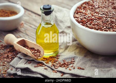 Mörtel von Leinsamen und eine Flasche frisches Leinöl auf Leinen. Stockfoto