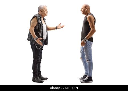 Volle Länge Profil Schuß eines älteren Punker im Gespräch mit einem männlichen Hipster auf weißem Hintergrund Stockfoto