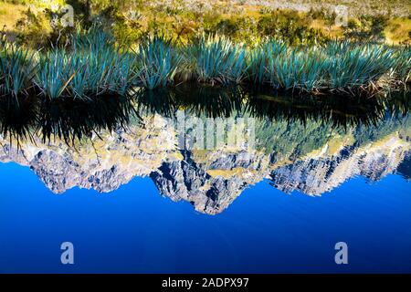 Spiegelung der Berge in Mirror Lakes, Fiordland National Park, South Island, Neuseeland Stockfoto