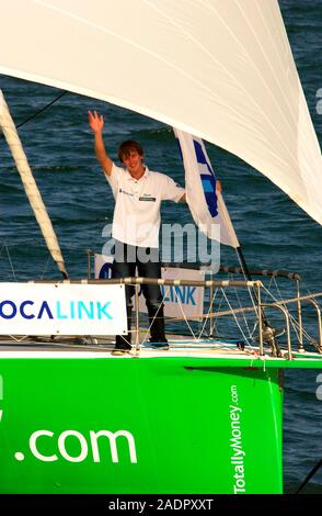 AJAXNETPHOTO. 29. AUGUST 2009. PORTSMOUTH, England. - Jüngster WELTUMSEGLER - MIKE PERHAM, die 17-jährige britische Segler aus POTTERS BAR, Wellen zu GÖNNER BEI DER ANKUNFT IN DEN SOLENT IN SEINEM 50 FUSS YACHT TOTALLYMONEY.COM NACH EINES DER WELTWEIT JÜNGSTE WELTUMSEGLER. MIKE HAT SEINE 30.000 Kilometer Reise, ÜBERSCHREITEN DER ZIELLINIE ZWISCHEN DEN LIZARD UND OUESSANT, IM ALTER VON 17 JAHREN und 164 Tagen, am 27. August. Foto: Jonathan Eastland/AJAX REF: D 192908 2879 Stockfoto