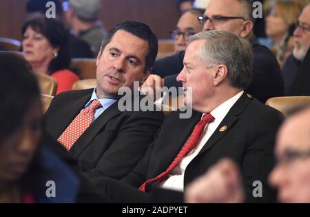 Washington, United States. 04 Dez, 2019. Geheimdienstausschusses ranking Mitglied rep. Devin Nunes (L) Chats mit Rep. Mark Wiesen von Nord-carolina in der Besucher Galerie während der thenHouse Justiz Ausschuss Anhörungen, als Teil des Donald Trump amtsenthebungsverfahren Anfrage, auf dem Capitol Hill, Mittwoch, 4. Dezember 2019, in Washington, DC. Foto von Mike Theiler/UPI Quelle: UPI/Alamy leben Nachrichten Stockfoto