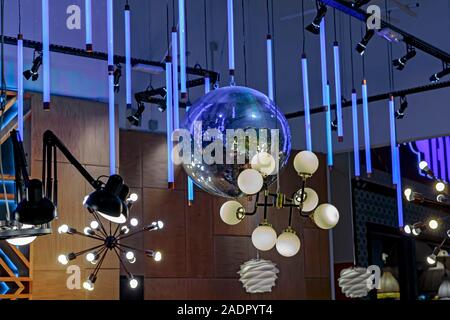 Verschiedene Arten von Lampen. Blau, Weiß und Gelb. Vielzahl von Formen der Beleuchtung Geräte Stockfoto