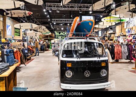 Moskau, Russland 11.29. 2019. Ein neues Einkaufszentrum in Aviapark. Die Menschen wählen Freizeitaktivitäten waren im Sportgeschäft am Tag der großen schwarzen Freitag. Stockfoto
