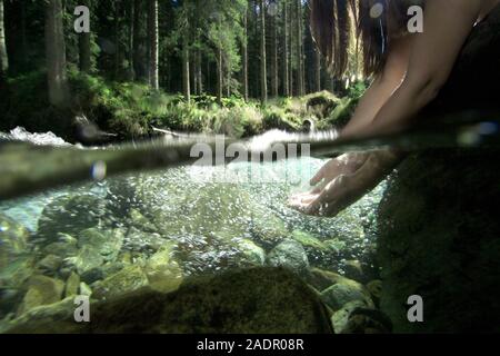 Mädchen im Wasser, Kneippkur - Mädchen im Fluss, Kneipp Therapie Stockfoto