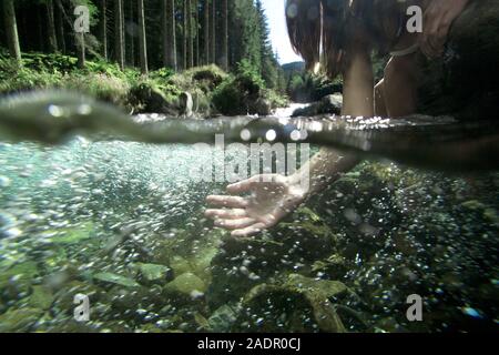 Mädchen im Wasser, Kneippkur - Mädchen im Fluss, Kneipp Therapie Stockfoto