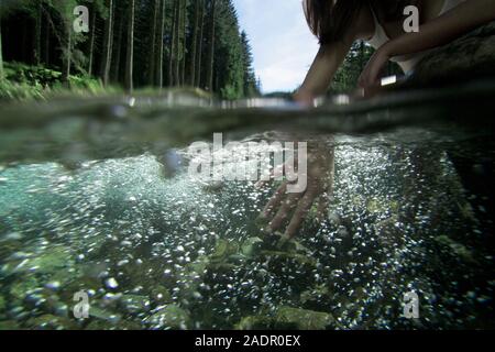 Mädchen im Wasser, Kneippkur - Mädchen im Fluss, Kneipp Therapie Stockfoto