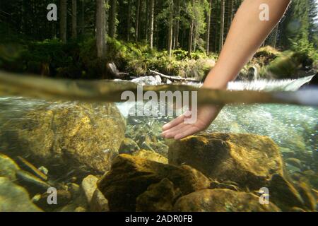 Mädchen im Wasser, Kneippkur - Mädchen im Fluss, Kneipp Therapie Stockfoto