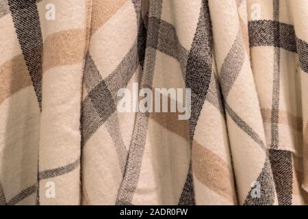 Die Textur der grauer Wolle gestrickt gestohlen hat. Winter warm Zubehör für die kalte Jahreszeit. Stockfoto