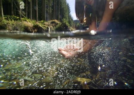 Mädchen im Wasser, Kneippkur - Mädchen im Fluss, Kneipp Therapie Stockfoto