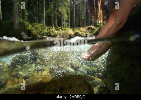 Mädchen im Wasser, Kneippkur - Mädchen im Fluss, Kneipp Therapie Stockfoto