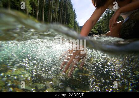 Mädchen im Wasser, Kneippkur - Mädchen im Fluss, Kneipp Therapie Stockfoto