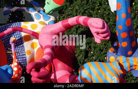 Sukhumvit, Bangkok, Thailand, 11.20.2019, Weihnachten und Neujahr Dekoration in Emquartier Shopping Mall, freien Blick auf die Kiefernwälder fantasy Tiere Stockfoto