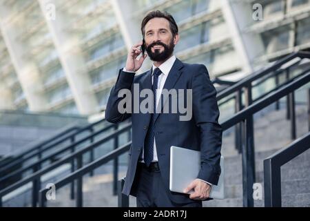 Taille, ein guter Geschäftsmann mit einem Telefon Stockfoto