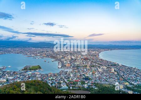 Blick vom Mt. Hakodate Aussichtsplattform im Sonnenuntergang, berühmten malerischen Ort in der Welt. Stadt Hakodate, Hokkaido, Japan Stockfoto