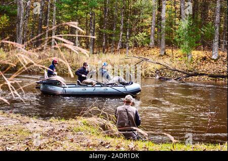 Waten fischer Uhren als float Boot übergibt die Pere Marquette River in der Nähe von Walhalla, Michigan, USA fliegen. Stockfoto