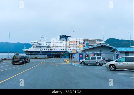 Fahrzeuge, die mit der M/V Kennicott an der Sitka Terminal angedockt. Sitka, Alaska, USA. Stockfoto