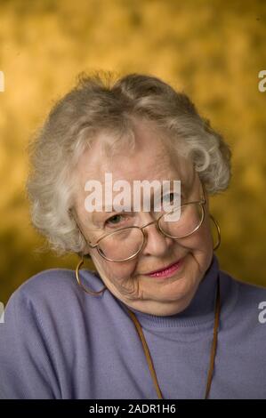 Studio Portrait von einer älteren Frau in die Kamera schaut Stockfoto