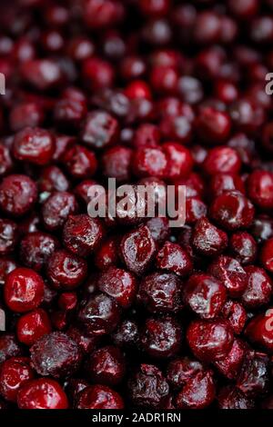 Gefrorene Beeren in Lebensmittelgeschäft Schuß close-up, unscharfer Hintergrund. Dunkelrote Kirschen Stockfoto