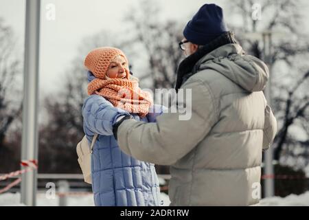 Gerne ältere Frau spinnen beim Tanzen mit Ehemann Stockfoto