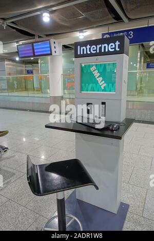 Internet-Terminal am Düsseldorfer Flughafen - Internet Terminal am Flughafen Düsseldorf Stockfoto