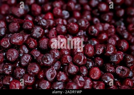 Gefrorene Beeren in Lebensmittelgeschäft Schuß close-up, unscharfer Hintergrund. Dunkelrote Kirschen Stockfoto