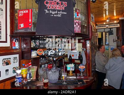 Der Circus Tavern Pub, 86 Portland Street, Manchester, M1 4GX - Kleinste Pub in Europa, inneren Barbereich Stockfoto