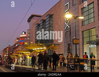 Manchester Exchange Square Metrolink Straßenbahnhaltestelle, neben Arndale Shopping Centre, Next, City Centre, Manchester, England, UK, in der Dämmerung Stockfoto