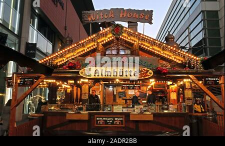 Witch House, Almhutte, Currywurst, Stall auf den Weihnachtsmärkten in Manchester, Deutsche Märkte, Weihnachtsfeiern in Manchester, Einzelhandel im Stadtzentrum Stockfoto