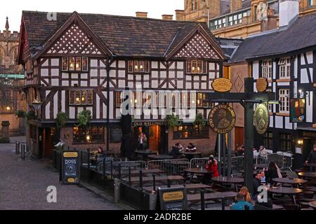 The Old Wellington, Fachwerk, Pub aus dem Jahr 1552, antikes Denkmal, 4 Cathedral Gates, Manchester. In der Abenddämmerung, Winterzeit. Stockfoto