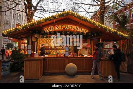 Deutscher Bratwurststand auf den Weihnachtsmärkten in Manchester, Deutsche Märkte, Weihnachtsfeiern in Manchester, Einzelhandel im Stadtzentrum Stockfoto