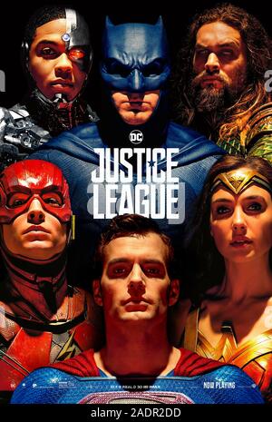 Justice League (2017) von Zack Snyder Regie und Hauptdarsteller Ben Affleck, Gal Gadot, Jason Momoa, Ezra Miller und Ray Fisher. Bruce Wayne sammelt, um ein Team zu Supervillain Steppenwolf kämpfen. Stockfoto