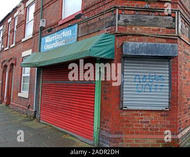 Der Niedergang der örtlichen Papierhandlung und Zeitungsläden, geschlossen Shop, Warrington Guardian, Knutsford Road, Latchford, Warrington, Cheshire, England, UK, WA1 Stockfoto