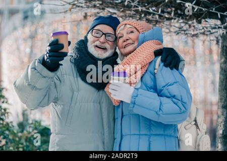 Art Rentner zeigt der Blick auf seine fröhliche Frau Stockfoto