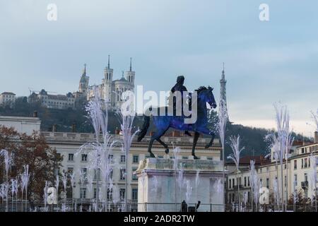 Dezember 04, 2019 Lyon, Frankreich: Ein Tag vor der Ampel Veranstaltung in Lyon, Place Bellecour. Intermittents und die Vorbereitungen für das Festival der ligh Stockfoto