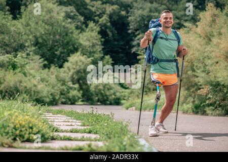 Freudiger Mann mit Lähmung ejoying aktiv leben Stockfoto