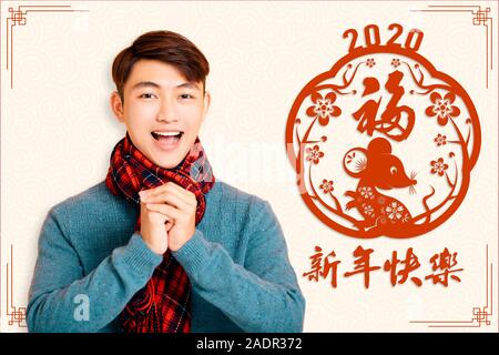 Asiatische junge Mann Feiern zum chinesischen neuen Jahr. chinesischen Text Frohes neues Jahr 2020 Stockfoto