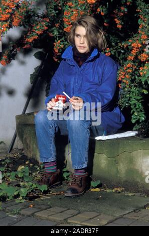 Jugendliche, Suchtgiftmissbrauch, Tabak, Zigaretten, heimlich rauchen Stockfoto